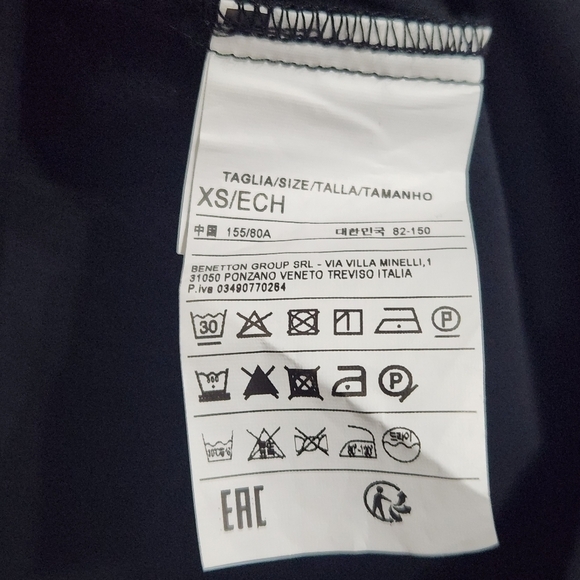 UNITED Colors Of Benetton V-Neck Black Top - Picture 8 of 8